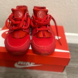 Nike Huarache Run University Red 
Youth/Boys 5.5 Good Condition